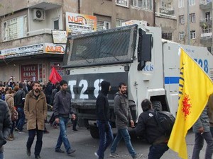 Sur’a yürümek isteyen gruba polise müdahale etti