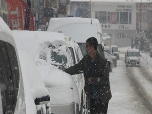 Kar yağışı başladı kayak yarışması iptal edildi