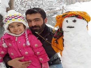 Hakkari'de karın keyfini çocuklar çıkarttı