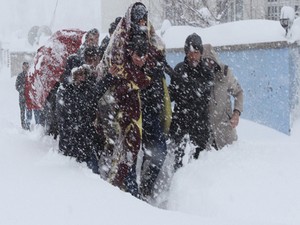 Yüksekova hasta kadın için seferber oldu