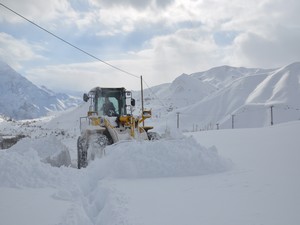 2 bin 800 rakımda karla mücadele çalışması