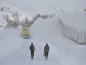 Hakkari'de köy, mezra yolları yeniden açılıyor