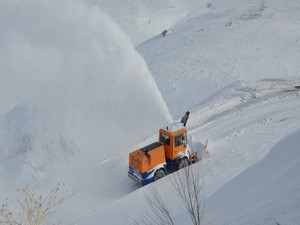 Hakkari'de köy ve mezra yolları yeniden açıldı