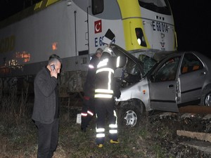 Otomobil trenin altında kaldı: 1 ölü