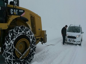 Hakkari'de mahsur kalan yolcular kurtarıldı
