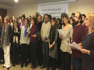 Akademisyenlere bir destek de taraftar gruplarından