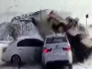 Karlı zeminde zincirleme kaza
