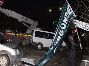 Hakkari'di izinsiz asılan pankartlar indirildi
