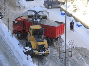 Hakkari'de kar yığınları şehir dışına çıkartıldı