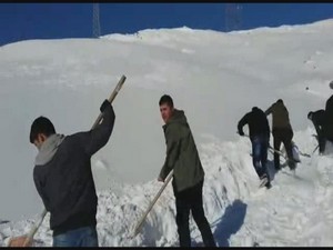 Küreklerle yol açıp şehre ulaştılar