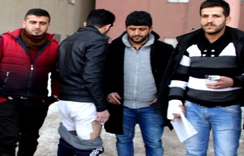 Depin polis noktasında köpek saldırısı 2 yaralı