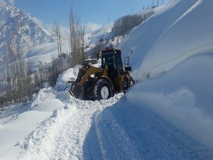 Kar yağışı Bahçesaray yolunu kapattı