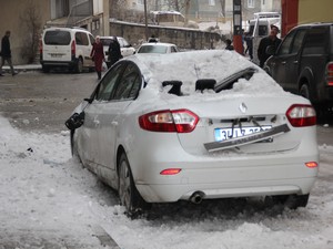 Çatıda düşen kar bir aracı tahrip etti