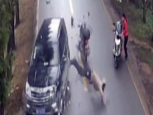 Kontrolden çıkan motosiklet, ciple böyle çarpıştı.