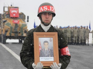 Teğmen Özatak toprağa verildi