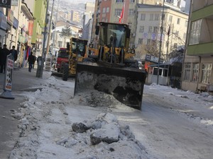 Hakkari'de kar ve buzla mücadelesi başlatıldı