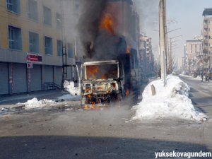 Yüksekova karıştı 1 araç ateşe verildi