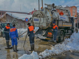 Hakkari belediyesi kar kış dinlemiyor