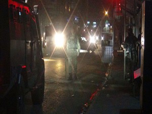 zırhlı polis aracına ses bombası atıldı