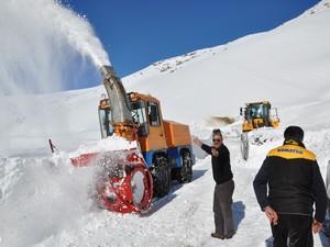 Hakkari'de yüzlerce köy yolu açıldı