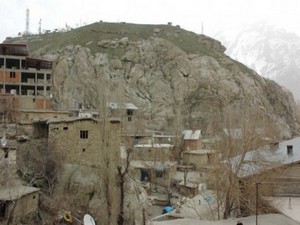 Kale'de düşen kaya bir vatandaşı hastanelik etti
