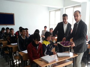 AİHL öğrencilerini şeker ve kolonya ile karşıladı