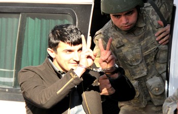 Belediye Eş Başkanlarının 'ÖZ YÖNETİM' davası ertelendi