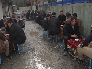 Hakkari'de güneş yüzünü gösterdi kahveler şenlendi