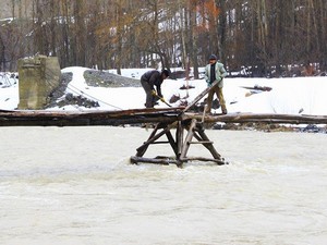 Çimenli’de köylülerin seyyar köprü çilesi başladı