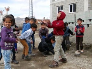 Çocukların eline taş yerine oyuncak verilsin