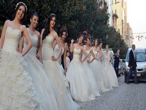 Gelinler Milli Kuvvetler caddesini bastı