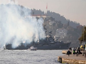 Rus gemisi Boğaz'dan dumanlar içinde geçti!