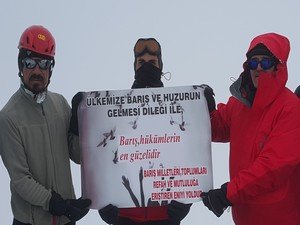 3684 rakımlı Başet dağında barış pankartı açtılar