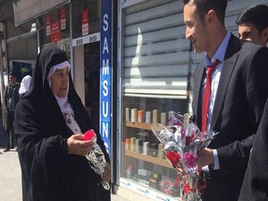 Hakkari AİML kadınlara karanfil dağıttı