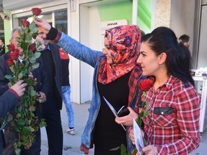 ASP 3500 kadına karanfil ve gül dağıttı