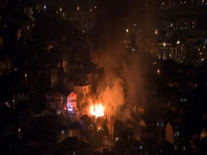 iki katlı boş binada çıkan yangın'a mahalleli müdahale etti