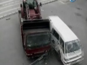 Freni patlayan kamyonet dehşet saçtı