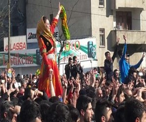 Van Newrozu yasaklara rağmen yapıldı