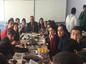 Yüksekova’lı öğrencileri kahvaltıda misafir ettiler