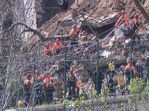 Gülhane parkın'da duvar çöktü, enkaz altında kalanlar var