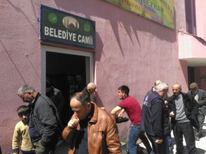 Belediye camisinde namaz kılanların zor anları