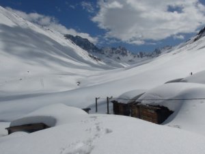 Nisan ayında evler halen kar altında