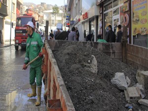 Hakkari belediyesi esnafın camlarını yıkadı
