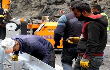 Hakkari- Çukurca karayolunda bariyer çalışması