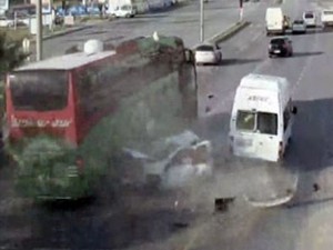 Kontrolden çıkan otobüs dehşet saçtı