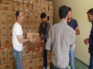 Hakkari CHP Yüksekova'lı ailelere yardım eli uzattı