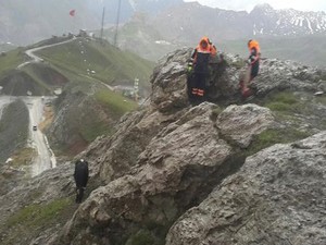 Kayalıklarda mahsur kalan gebe inek kurtarıldı