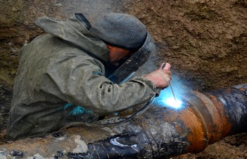 Karla kaplı berçelan yaylasında zorlu çalışma