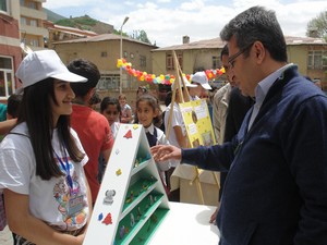 Şemdinli'de öğrenciler bilim fuarı düzenledi