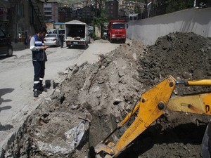Hakkari Belediyesi yol yapım çalışması başlattı